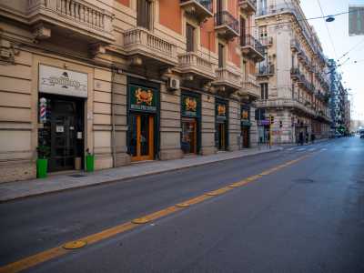 Concludiamo il tour nel quartiere Umbertino, dove in via De Giosa un�insegna bianca recita a caratteri cubitali dorati il nome di Barberia Kingsman, sotto la quale gira il classico cilindro